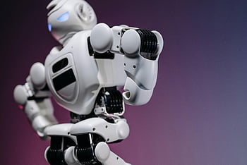 白いおもちゃのロボット、 ピンクの背景、 紫色の背景、 未来的なデザイン、 革新、 閉じる、 ロボット技術、 モダンロボット工学、 玩具ロボット、 未来のロボット、 デザインショーケース