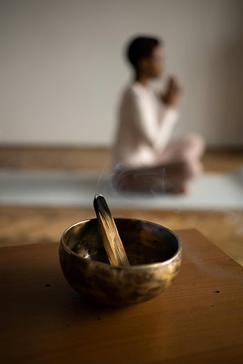 심사 숙고, 황동 그릇, 백단향 향, 향기로운 향, 평화로운 공간, 명상하는 사람, 향 불타, 요가, 마음가짐, 기분 전환, 영적 연습
