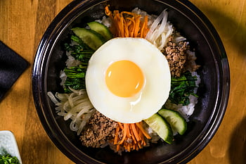 bibimbap, Vejce nahoře, Slunečné vejce, barevné zeleniny, korejské jídlo, miska rýže, Hovězí bibimbap, mrkev proužky, plátky okurky, fazolové klíčky, tradiční korejské jídlo