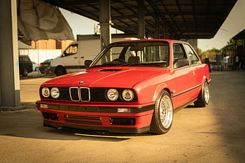 BMW rossa, bmw e30, macchina classica, luce del tramonto, impostazione industriale, luce solare calda, coupe, macchina vintage, fotografia automobilistica, Appassionati di auto, vernice rossa