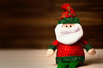Plush hračka Santa Claus, Červený a zelený oděv, Dovolená dekor, dřevěný povrch, Roztomilý Santa Claus, vánoční dekorace, Slavnostní plyšový, Santa Plushie, Holiday plyšová hračka, Vánoční plyšový, santa claus dekorace
