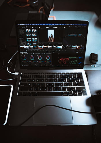 laptop, software pro úpravu videa, Proces digitální úpravy, pohled z vysokého úhlu, detail, Úpravy nástrojů, Časová osa, korekce barev, zvukový průběh, pracovního prostoru, videoklipy