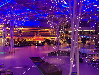 Centro comercial kuwait, iluminación vibrante, luces de cadena, interior brillante, luces de colores, escena nocturna, espacio iluminado, centro comercial, ambiente festivo, diseño moderno, iluminación decorativa
