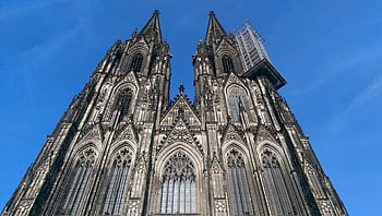 cattedrale di Colonia, architettura gotica, Inquadratura dal basso, chiaro cielo blu, facciata della cattedrale, Germania, edificio storico, struttura religiosa, architettura europea, edificio in pietra, guglie