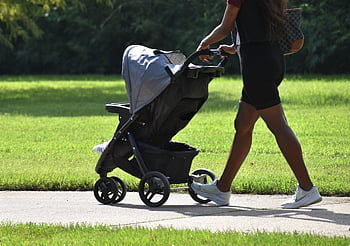 madre e figlio, parco, Camminando nel parco, passeggino, fare una passeggiata, houston, Texas, donna afroamericana, donna di colore, madre, genitorialità