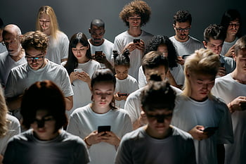 lidé na telefonech, různorodý dav, Uživatelé chytrých telefonů, moderní sociální spojení, izolace, zapojené do telefonů, Různorodá skupina, sociální izolace, závislost na smartphonu, dav pomocí telefonů, moderní technologie