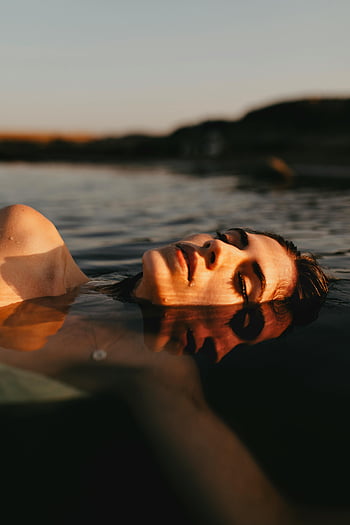 femeie reflecție, apă caldă, apus de soare, Femeie pașnică, femeie plutitoare, reflecție moale, reflectarea apei, femeie în apă, apus de soare reflecție, Femeie senină, suprafața apei