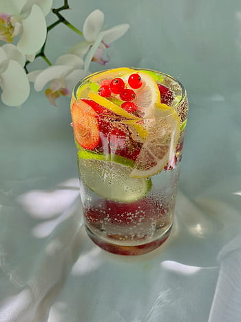citrus drikke, røde bær, danskvand, sommer forfriskning, Levende glas, bær-infunderet, citronskiver, kalkskiver, forfriskende drik, frugtinfunderet vand, citrus og bær