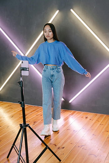 młoda kobieta, filmowanie, taniec, telefon komórkowy, statyw, film taneczny, streaming, światła neonowe, drewniana podłoga, Zwyczajny outfit, ustawienie studyjne