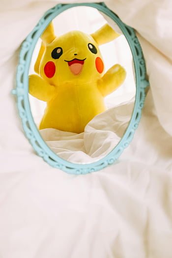 Pikachu lujoso, reflexión, Espejo antiguo, adorable, peluche, decoración juguetona, Pikachu, juguete de peluche, reflejo del espejo, marco vintage, linda