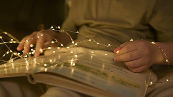 子供の読書、 照らされた文字列ライト、 居心地の良いシーン、 暖かい輝き、 本、 ストリングライト、 本を読んで、 居心地の良い雰囲気、 ライトを持った子供、 暗闇で読書する、 暖かい照明