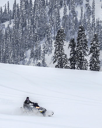 sněžný skůtr, zasněžené hory, gulmarg, kašmír, Napínavé sněžné skútry, zasněžená krajina, zimní sporty, dobrodružství, venkovní aktivity, Muž na koni, sníh svahu