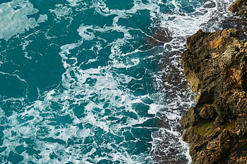 vista aérea, fotografia do oceano, Costa rochosa, Oceano azul vibrante, tiro aéreo, ondas do oceano, espirrando ondas, paisagem costeira, ondas dinâmicas, cenário do oceano, ondas do mar