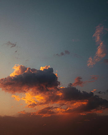 zonsondergang, oranje wolken, blauwe lucht, dramatische wolken, Serene sfeer, prachtige zonsondergang, oranje en blauw, rode wolken, hemel tijdens zonsondergang, avondlucht, dramatische zonsondergang