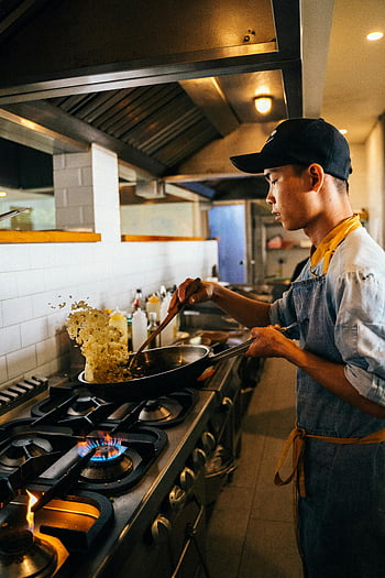capocuoco, cucinando, riso fritto, wok, cucina commerciale, piano cottura, chef professionista, sballottamento, preparazione del cibo, utensili da cucina, divisa da cuoco