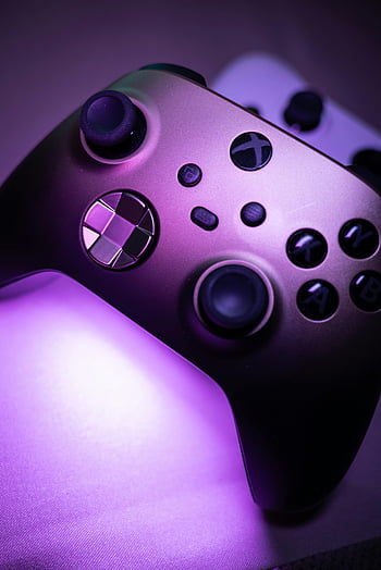 コンソールコントローラー、 閉じる、 紫色の光、 モダンなゲーム、 技術、 ゲームコントローラ、 照らされた、 詳細なビュー、 ゲーム機、 コントローラーボタン、 コントローラー設計