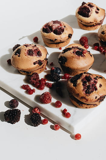 bobule muffiny, čerstvě upečený, rozmanitost bobulí, Bílý mramorový povrch, rozptýlené bobule, Muffiny s bobulemi, pečené dobroty, Dezertní fotografie, fotografování potravin, sladké dobroty, předměty snídaně