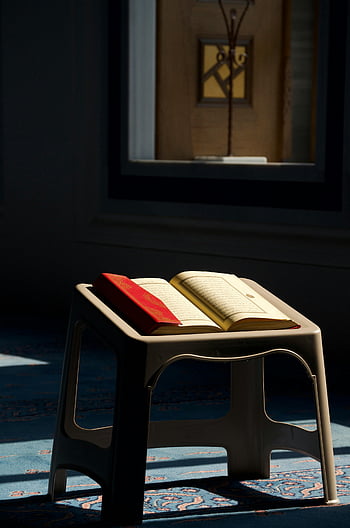 quran, Opplyst Koran, Istanbul -moskeen, Åpent Koranen, Koranen står, sollys, Moskevindu, turkiye, islamisk bok, hellig bok, religiøs tekst