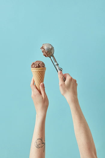 아이스크림 콘, 초콜릿 아이스크림, 금속 특종, 미니멀리스트 음식 사진, 손에 들고, 아이스크림 국자, 파란색 배경, 음식 사진, 디저트, 달콤한 대접, 아이스크림 서빙