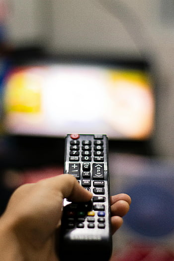 távirányító, fekete távirányító, kézi tartó távirányító, TV-t nézek, beltéri szabadidő, modern technológia, közeli kéz, TV távirányító, intelligens hub, médialejátszó, szórakoztató eszköz