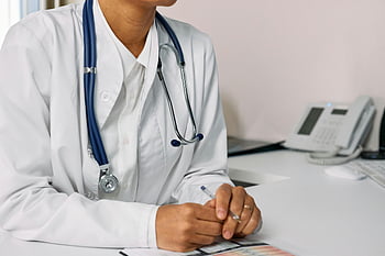 Mujer en bata blanca, doctor, estetoscopio, escritorio clínico, Profesional médico, Trabajador de la salud, Oficina Médica, doctor sentado, bata de laboratorio blanco, Consulta médica, entorno de atención médica