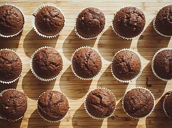 σοκολάτα cupcakes, καφέ ξύλινη σανίδα, επιδόρπιο, ψημένα αγαθά, γλυκά κεράσματα, muffins, σοκολάτα muffins, τακάκια, φωτογραφία τροφίμων, Σπιτικά Cupcakes, ρουστίκ παρουσίαση
