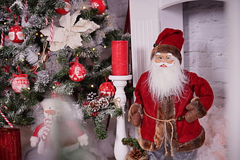santa claus figurine, julgran, dekorerade träd, charmig juluppsättning, semesterinredning, festlig scen, Santa Claus dekoration, jul dekorationer, vinterlov, julgransprydnader, rött ljus