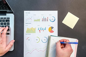 data-analyse, handen, grafieken, aantekeningen, bureau, schrift, notitieboekje, pen, laptop, notitie