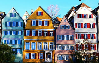 tübingen, centro storico, case colorate, facciate vibranti, case tradizionali, cielo diurno, casa Bianca, casa rosa, casa gialla, casa verde acqua, persiane