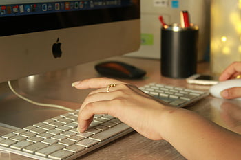 女性の手がタイピングしている、 キーボード、 閉じる、 アップルキーボード、 オフィス設定、 デスクワークスペース、 手を入力します、 コンピュータモニタ、 オフィス環境、 ワークスペースの詳細、 指で鳴ります
