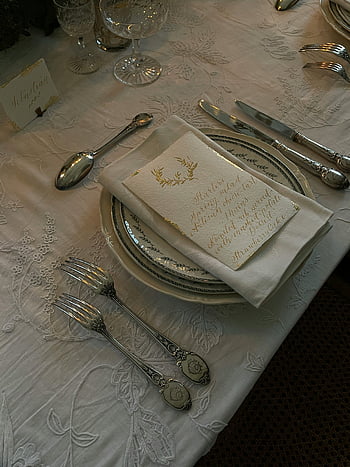 stříbrné příbory, nastavení tabulky, dekorativní desky, bílý ubrus, elegantní stůl, stříbro, elegantní stolování, formální stůl, jídelní stůl, stříbrné nádobí