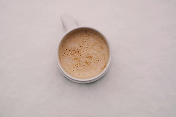 bílý keramický pohár, hnědá kapalina, krémová cappuccino, bílý hrnek, letecký pohled, uklidňující moment kávy