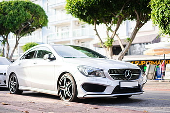 bílé auto, zaparkované poblíž stromů, elegantní bílý Mercedes Benz, Sunny Urban Street, Bílý Mercedes Benz, zaparkované auto, městské ulice, stromy, slunečný den, bílé auto zaparkované