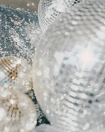 disco zrcadlo koule, jasné světlo, Lesklé disco koule, Flitry povrch, Slavnostní atmosféra, světelná atmosféra, Vnitřní dekorace, detailní fotografie, Reflexní povrchy, strana výzdoba, disco koule