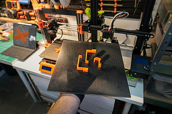 3Dプリンタ、 印刷された部品、 モダンワークショップ、 プラスチック製品、 トレイ、 閉じる、 3Dプリント、 ワークショップの設定、 男持株、 印刷物、 現代の技術