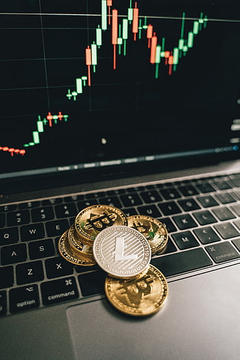 Златни монети, лаптоп клавиатура, Bitcoin, litecoin, Пазарна графика, Берлин, cryptocurrency, търгуване, финанси, технология, инвестиция