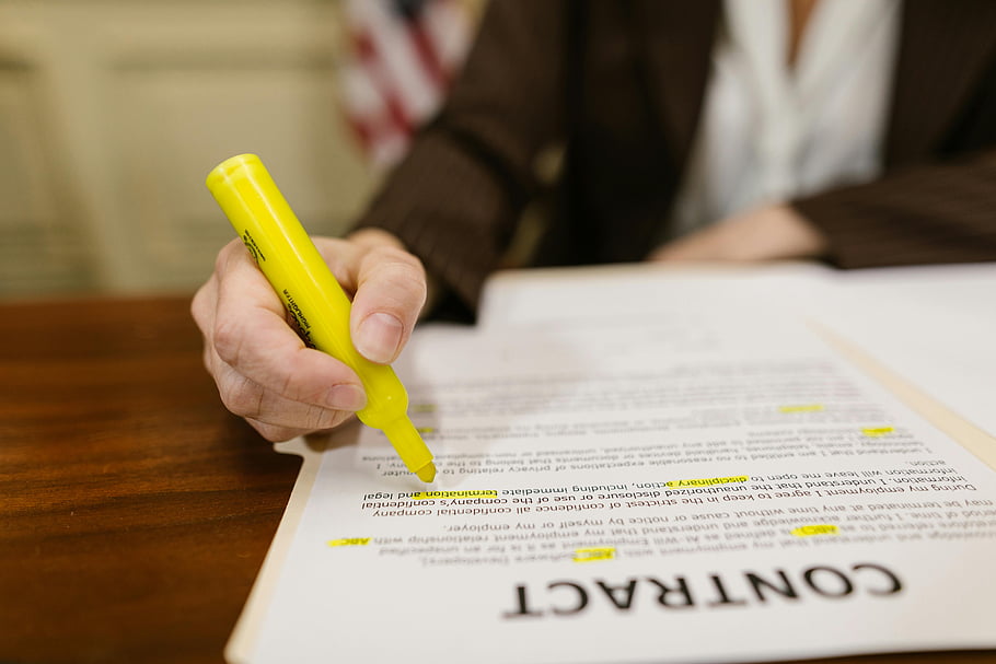 fechar-se, mão, destacando, termos legais, marcador amarelo, documento, termos importantes, o negócio, papelada, escritório