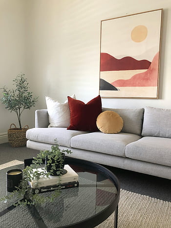 graue Couch, Kissen werfen, modernes Sofa, abstrakte Grafik, Zimmerpflanzen, Wohnzimmer, gemütlich, zeitgemäßes Dekor, Wohnkultur, Abstraktes Gemälde