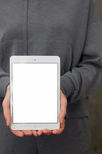 タブレットを持っている人、 空白の画面、 アプリのモックアップ、 クローズアップハンド、 タブレット端末、 白い画面、 デジタルディスプレイ、 技術、 ユーザーインターフェース、 モックアップテンプレート、 ハンドヘルドデバイス