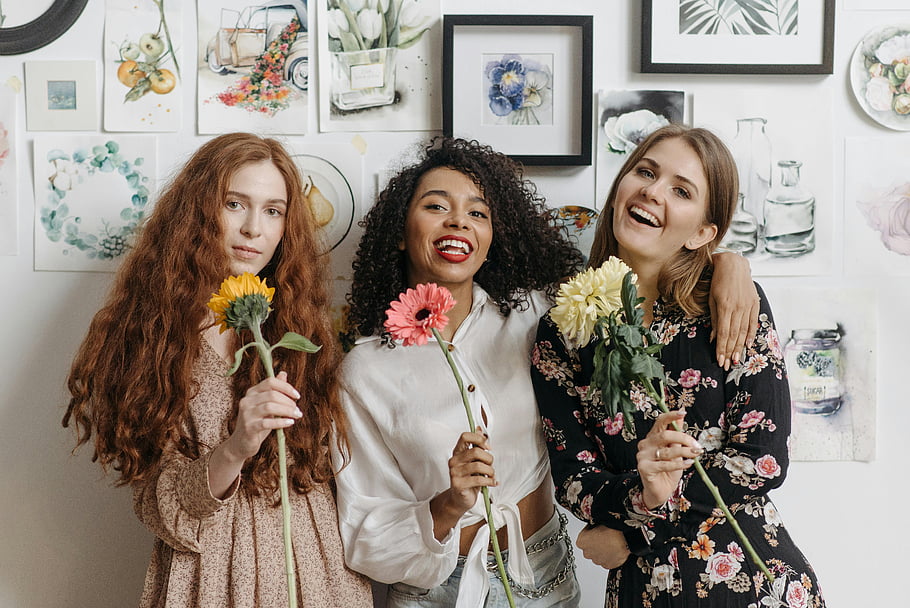 tenendo i fiori, donne sorridenti, studio d'Arte, Dipinti floreali, amicizia, tre donne, godersi l'amicizia, arredamento dello studio d'arte, arte floreale, Donne con fiori, impostazione in studio