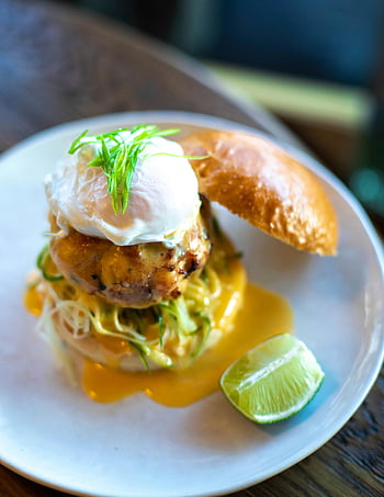 kuřecí Burger, vařené vejce, Vápno, Gurmánský burger, bílá deska, Delicious Burger, burger s vejcem, plátkem limetky, Kuřecí patty, fotografování potravin, Gurmánský jídlo