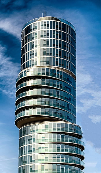 Moderní skleněný mrakodrap, futuristické architektury, modrá obloha, nízký úhel pohledu, výšková budova, moderní design, městské panorama, architektonická fotografie, skleněná fasáda, panoráma města, vysoká budova