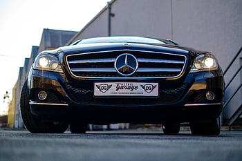 musta mercedes-benz, valaistut ajovalot, ulkokuva, loistoauto, tyylikäs muotoilu, Mercedes-Benz-tyyli, edestä, auton valokuvaus, autoteollisuus, yksityiskohtainen autotalli, musta auto