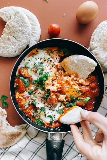 shakshuka, αραβική κουζίνα, πολύχρωμα, φρέσκα υλικά, πίτα ψωμί, σάλτσα ντομάτας, αυγό ποσέ, μαρίνα μαϊντανό, κατσαρόλα, παραδοσιακό φαγητό, yummy