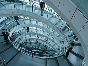 skleněné budovy, točité schodiště, skleněné zábradlí, současná architektura, letecký pohled, lidí, kteří jdou, moderní design, vnitřní schodiště, architektonická fotografie, skleněná konstrukce