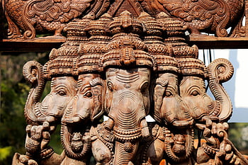 statua intagliata nel legno, da vicino la fotografia, Ganesha a cinque teste, intaglio del legno dettagliato, artigianato artistico, scultura, divinità indù, design intricato, arte culturale, intaglio tradizionale, iconografia religiosa