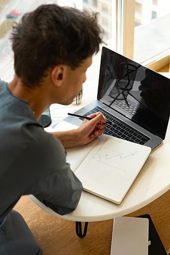 uomo che scrive, taccuino, studente che analizza, grafici dati, il computer portatile, Apprendimento moderno, studio interno, Apprendimento attento, impostazione educativa, lavoro d'ufficio, vista della finestra