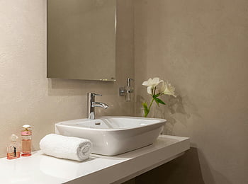 évier moderne, évier blanc, miroir de salle de bain, serviette, salle de bain élégante, décor de fleurs, design d'intérieur, décor de salle de bain, salle de bain moderne, serviette blanche, bouteille de parfum