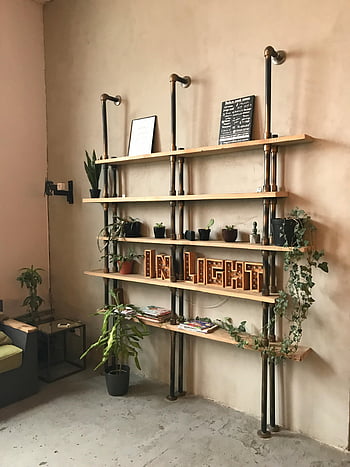 hnědý dřevěný stojan, 4vrstvý stojan, Knihovna průmyslového stylu, Rostliny výzdoba, Útulný domácí interiér, moderní design, dřevěné police, pokojové rostliny, domovní dekorace, průmyslový dekor, Útulný prostor