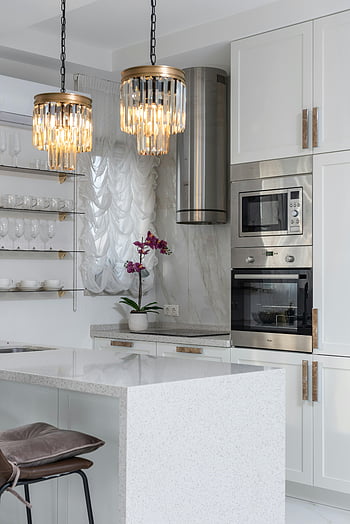 bílá kuchyně, moderní spotřebiče, elegantní osvětlení, spotřebiče z nerezové oceli, Světlá kuchyně, moderní interiér kuchyně, kuchyně design, kuchyně, kuchyňský ostrov, kuchyňská linka, Kuchyňský lustr